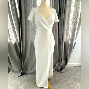 Beautiful white Lulus column dress with sweetheart neckline, size M